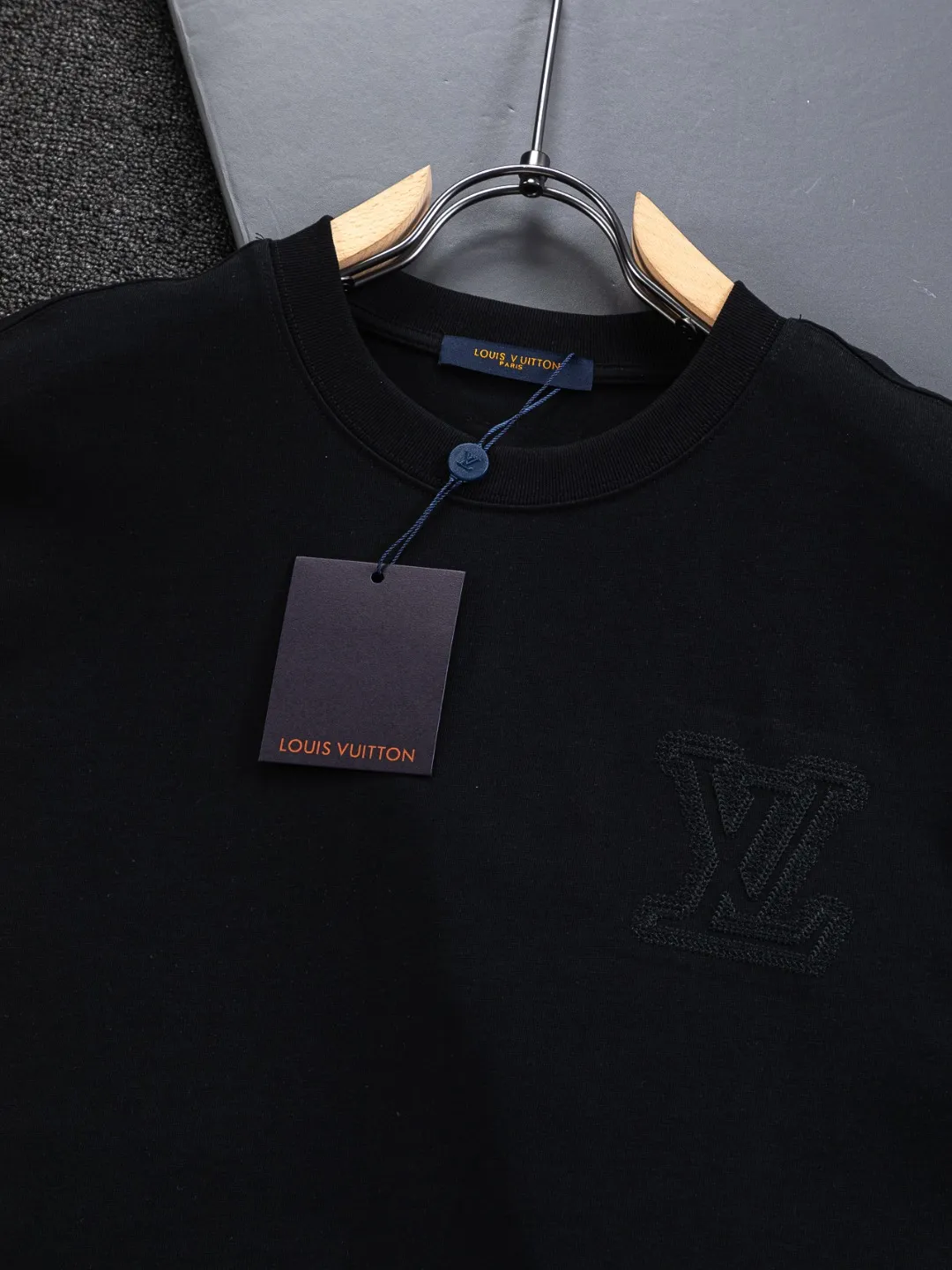 🅿️200 Louis Vuitton 1V LV micro-wide version S-XL LV 26ss new products are available at the counter simultaneously. Multiple craftsmanship. Three-dimensional small logo letters on the chest🪡 embroidery + multi-label four-leaf clover on the back🍀🪡 embroidery. Round neck short-sleeved T-shirt, same style for men and women! Consigned to one-to-one creation. Synchronized with the official website, pure cotton fabrics at the counter! It is close to the skin and comfortable, durable and easy to wear. It has a classic and simple logo design and meticulous original craftsmanship. Short-sleeves, a must-have item for men, do not appear to be the same for the general public, but must be unique and eye-catching. This LV short-sleeve is all about quality, comfort, the same shape and fashion as always, including fabrics and cutting techniques. All of them have been made with great effort! 320 grams of washed pure cotton fabric, pure cotton is breathable, very refreshing and comfortable for daily wear. The rib knitting on the neckline is smooth and tight, and the neckline will not be skewed if you toss it at will. The loose version, you will find that it looks really good on the upper body. The overall is minimalist and neat, super versatile for daily use! Pair it casually with a pair of pants for a youthful look. A T-shirt will make your outfit crazy. It is a fashionable item that can never go wrong! Color: Black White Size: S-XL Size chart: S: Shoulder width 50-Bust 56-Length 70 M: Shoulder width 52-Bust 57-Length 72 L: Shoulder width 54-Bust 59-Length 74 XL: Shoulder width 56-Bust 62-Length 76